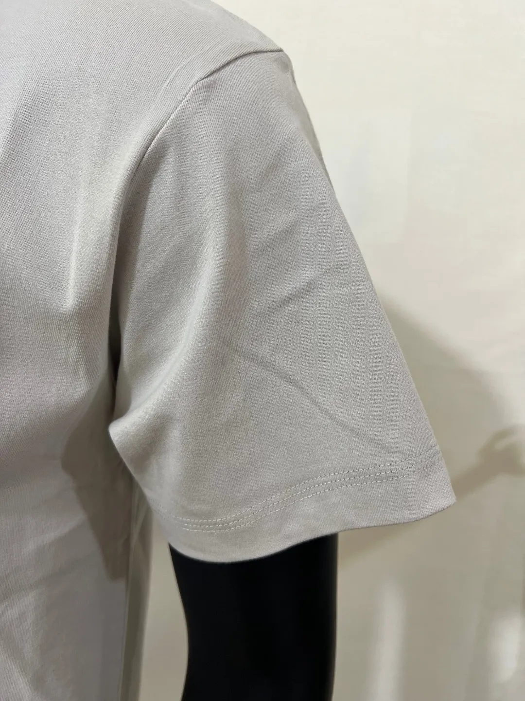 P140 STONE ISLAND top version, differentiated currency, 2025ss official website synchronization, embroidered small label LOGO short-sleeved T-shirt, 64 counts, high density 240g double yarn pure cotton, imported machine embroidered small label, embroidered letters are clean and neat, supports NFC scanning code to enter GW, YB ready-to-wear fabric collar hemming, shoulder bone and tight thread It will not deform after being worn for a long time. It has been washed with high temperature for 4 times. It does not fade, shrink or pill. It is comfortable and stretchable. It is a must-have wardrobe item. Same style for men and women. Five colors: lilac gray, dark gray, white, black, copper brown. Size: XS-L. Maximum L can wear 200 pounds.